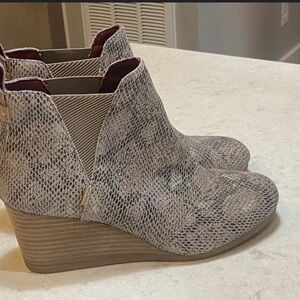 TOMS Faux Snakeskin Wedge Ankle Boots Size 8 Slip On Fall Shoes Wedge Textured